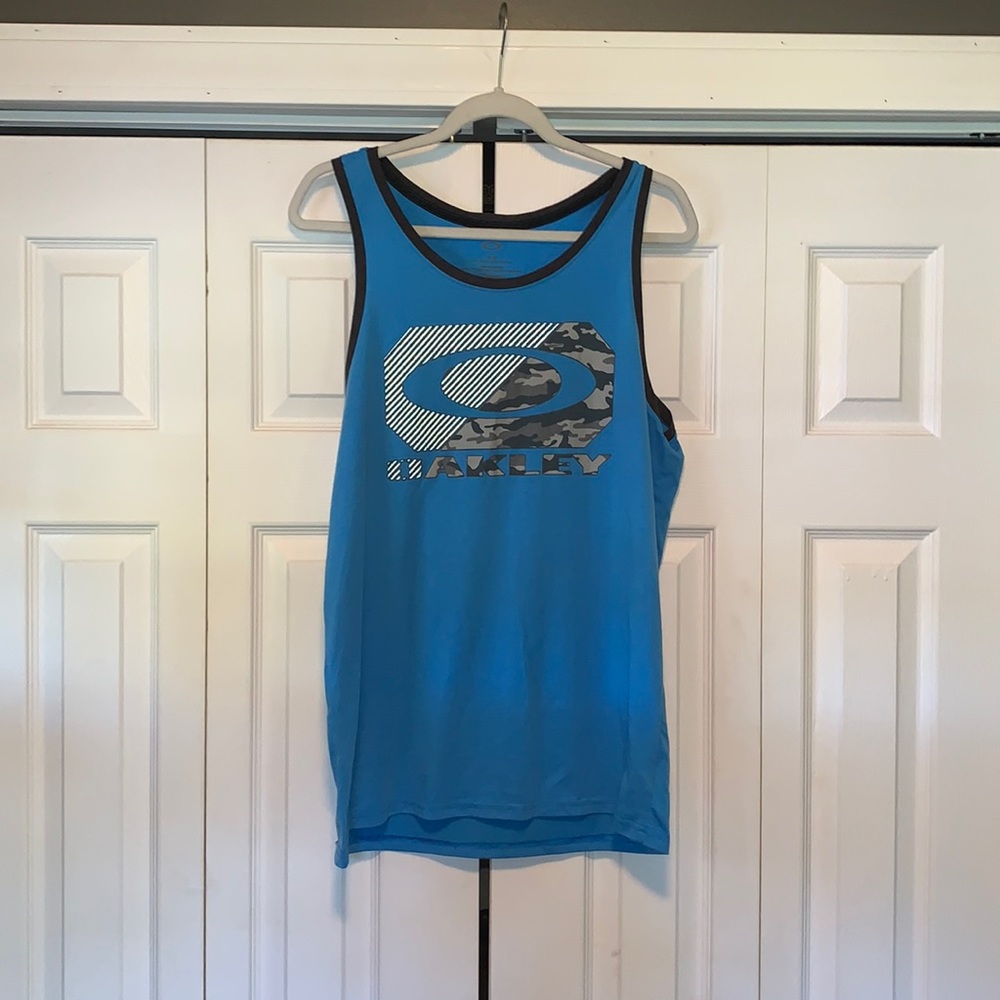 Men’s medium Oakley tank